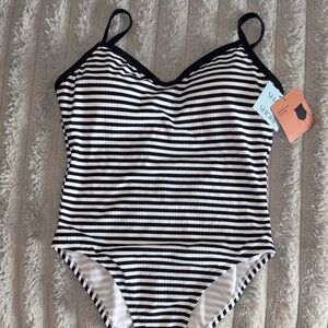 NWT Shade and Shore Striped Black and White Swimsuit Size M 🖤🤍👙